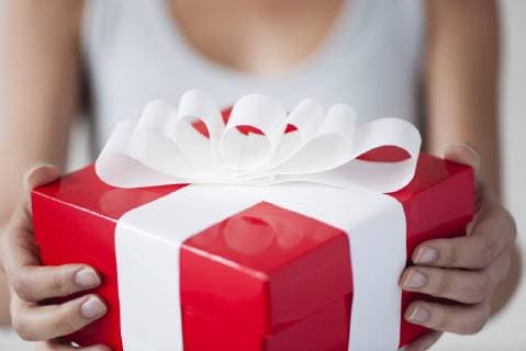 Geburtstag - Symbolbilder Woman holding gift box, cropped  Copyright: MilenaxBoniek B83326523