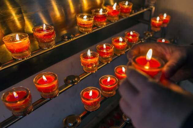 Volkstrauertag am 14. November Kerzen in der Wallfahrtskirche Maria Klobenstein in der Nähe von Kössen ( Tirol Österreich ). Kerzen *** Candles in the pilgrimage church Maria Klobenstein near Kössen Tyrol Austria Candles