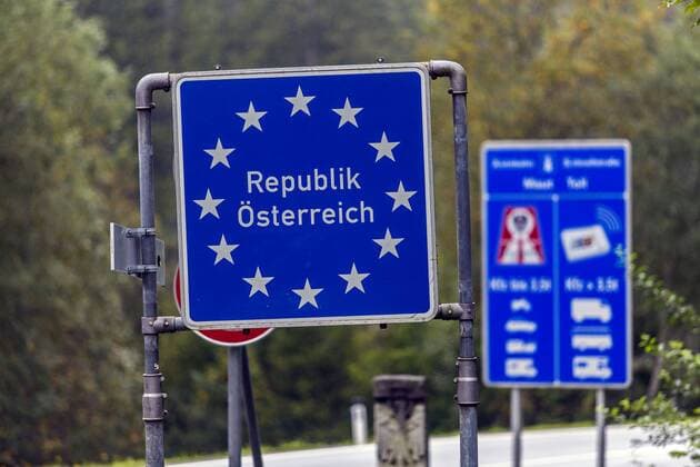 Grenzübergang an der Bundesstraße 305 bzw. Landesstraße 172 zwischen Reit im Winkl ( Oberbayern ) und Kössen ( Tirol ). Schild Republik Österreich Grenze Deutschland - Österreich