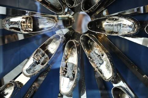 Die Tod s S.p.A. ist ein hauptsaechlich für Schuhe, Taschen und Lederaccessoires im oberen Preissegment bekannter italienischer Modekonzern, zu dem die Schuh- und Modemarken Tods, Hogan, Fay und Roger Vivier gehoeren. Es wird von dem italienischen Unternehmer Diego Della Valle in der dritten Generation gefuehrt. Foto: Tods Schaufenster in Venedig, Italien. *** The Tod s S p A is a well-known Italian fashion group for footwear bags and leather accessories in the upper price segment, which includes the shoe and fashion brands Tods Hogan Fay and Roger Vivier. It is run by the Italian entrepreneur Diego Della Valle in the third generation Photo Tods showcase in Venice Italy