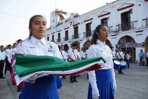 Mexiko, Gendenken des Chiapas Erdbeben 2017 September 7, 2018 - EUM20180907SOC06.JPG.JUCHITÃN, Oax., Aniversary Aniversario-Sismo.- 7 de septiembre del 2018. A un ano del sismo de magnitud 8,2, con epicentro en el Chiapas, se realiza una Ceremonia Civica en donde se guarda un minuto de silencio y se coloca la bandera a media asta en memoria de las victimas. Foto: Agencia EL UNIVERSAL MAR. Copyright: xEdwinxHernandezx