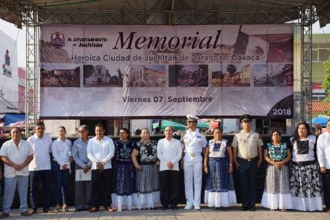 Mexiko, Gendenken des Chiapas Erdbeben 2017 September 7, 2018 - EUM20180907SOC09.JPG.JUCHITÃN, Oax., Aniversary Aniversario-Sismo.- 7 de septiembre del 2018. A un ano del sismo de magnitud 8,2, con epicentro en el Chiapas, se realiza una Ceremonia Civica en donde se guarda un minuto de silencio y se coloca la bandera a media asta en memoria de las victimas. Foto: Agencia EL UNIVERSAL MAR. Copyright: xEdwinxHernandezx
