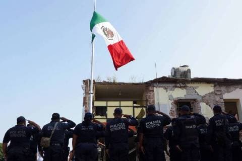 Mexiko, Gendenken des Chiapas Erdbeben 2017 September 7, 2018 - EUM20180907SOC08.JPG.JUCHITÃN, Oax., Aniversary Aniversario-Sismo.- 7 de septiembre del 2018. A un ano del sismo de magnitud 8,2, con epicentro en el Chiapas, se realiza una Ceremonia Civica en donde se guarda un minuto de silencio y se coloca la bandera a media asta en memoria de las victimas. Foto: Agencia EL UNIVERSAL MAR. Copyright: xEdwinxHernandezx