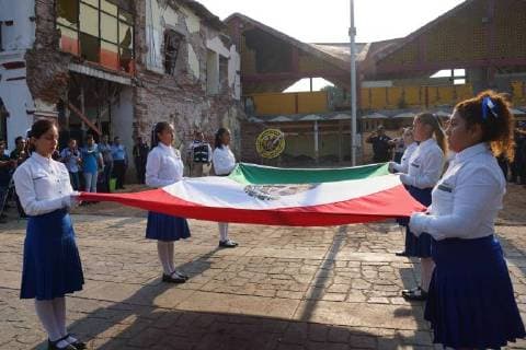 Mexiko, Gendenken des Chiapas Erdbeben 2017 September 7, 2018 - EUM20180907SOC07.JPG.JUCHITÃN, Oax., Aniversary Aniversario-Sismo.- 7 de septiembre del 2018. A un ano del sismo de magnitud 8,2, con epicentro en el Chiapas, se realiza una Ceremonia Civica en donde se guarda un minuto de silencio y se coloca la bandera a media asta en memoria de las victimas. Foto: Agencia EL UNIVERSAL MAR. Copyright: xEdwinxHernandezx