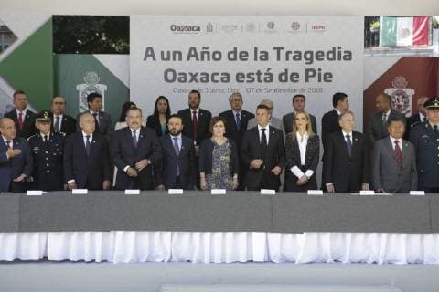 Mexiko, Gendenken des Chiapas Erdbeben 2017 September 7, 2018 - EUM20180907NAC06.JPG .OAXACA, Oax. AniversaryAniversario-Sismo.- 7 de septiembre del 2018. Alejandro Murat Hinojosa (primera fila, 7mo. de izq. a der.), gobernador de Oaxaca; Rosario Robles (6ta. de izq. a der.), titular de la Secretaria de Desarrollo Agrario, Territorial y Urbano (Sedatu); y autoridades estatales, conmemoran un ano del sismo que afecto a la zona de Tehuantepec y que tuvo una magnitud 8,2, con epicentro en Chiapas. Foto: Agencia EL UNIVERSALEELG  - ZUMAu78_ 20180907_zaf_u78_045 Copyright: xElxUniversalx