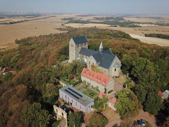 06.09.2018 Sachsen Anhalt Saalekreis Stiftskirche St. Petrus und das Kloster Petersberg der Communität Christusbruderschaft Kloster Petersberg Ansicht Luftbild Luftaufnahme copyright