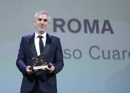Entertainment Bilder des Tages (180908) -- VENICE, Sept. 8, 2018 -- Mexican film director Alfonso Cuaron reacts after winning the top prize at the 75th Venice International Film Festival, the Golden Lion, with his movie Roma , in Venice, Italy, Sept. 8, 2018. ) ITALY-VENICE-FILM FESTIVAL-GOLDEN LION ChengxTingting 