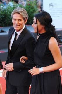 Filmfestival Biennale Venedig, Mostra del Cinema, VENICE, ITALY: Willem Dafoe and Giada Colagrande walk the red carpet ahead of the Award Ceremony during the 75th Venice Film Festival in Venezia, Italia.