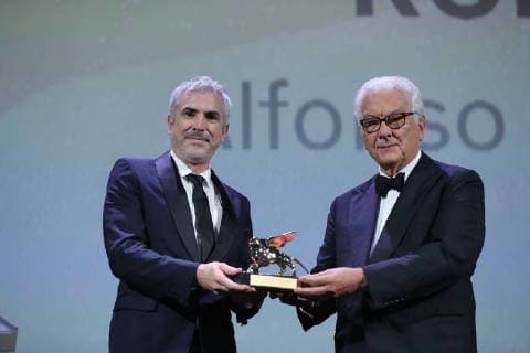(180908) -- VENICE, Sept. 8, 2018 -- Mexican film director Alfonso Cuaron (L) receives the top prize at the 75th Venice International Film Festival, the Golden Lion, with his movie Roma , in Venice, Italy, Sept. 8, 2018. ) ITALY-VENICE-FILM FESTIVAL-GOLDEN LION ChengxTingting 