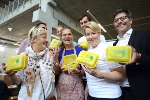 Entertainment Bilder des Tages Bundesfamilienministerin Franziska Giffey (SPD, 2.v.re.) und Renate Kuenast (Buendnis 90 Die Gruenen, li.) nahmen am Sonntag (09.09.2018) in Berlin an einer Aktion teil bei der Bio-Brotboxen fuer alle ErstklaesslerInnen in Berlin und Brandenburg gepackt wurden. (Foto: 2.v.li. Fernsehkoechin Sarah Wiener und re. Berlins Justizsenator Dirk Behrendt.) Die Bundesfamilienministerin uebernimmt die bundesweite Schirmherrschaft der Bio-Brotbox Initiative. Bereits zum 17. Mal gibt es fuer Abc-Schuetzen die gelben Bio-Brotboxen. Mehr als 400 Ehrenamtliche befuellten am Sonntag bei Terra Naturkost in Berlin-Neukoelln die Boxen mit oekologischen Lebensmitteln. Am Montag werden die Boxen den ErstklaesslerInnen uebergeben. In Brandenburg erhalten dieses Jahr ueber 23.000 Kinder an 542 Schulen die Fruehstuecksboxen, in Berlin sind es rund 35.000 Erstkl Copyright: epd-bild JuergenxBlume EDITORIAL USE ONLY
