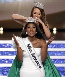 Entertainment Themen der Woche KW36 Entertainment Bilder des Tages 2018 Miss America Cara Mund places the crown on Miss New York Nia Franklin who is the newly crowned Miss America 2019 at the 98th annual Miss America 2.0 2019 Competition at Boardwalk Hall in Atlantic City, New Jersey on September 09, 2018. Miss America has undergone a series of changes in the last year intended to transform the annual competition from a beauty pageant to a platform for empowering young women in the MeToo era. The Miss America organization rebranded as Miss America 2.0 replaced the swimsuit and evening gown competitions with more onstage interviews.  NYP20180909110 JOHNxANGELILLO
