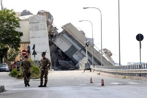 News Bilder des Tages Foto IPP Alfonso Cannavacciuolo Genova 10 09 2018 il Ponte Morandi viadotto Polcevera ad un mese dal suo crollo cedimento strutturale nella foto: alpini vigilano una parte del ponte crollato Italy Photo Press - World Copyright  0