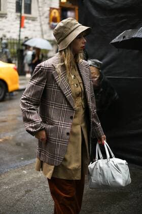 A chic showgoer posing on the street outside the Rodarte show during New York Fashion Week - Sept 9, 2018 - NYFW: Spring 2019 Street Style Day 4, New York New York United States  Copyright: xValentinaxRanierix h_00541236