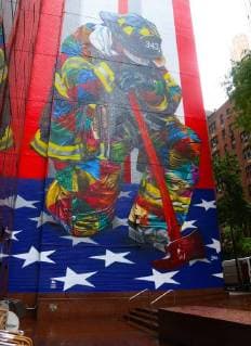 20 Jahre Anschläge vom 11. September: Gedenkkultur in den USA September 10, 2018 - New York City, New York, U.S. - Brazilian artist Eduardo Kobra pays tribute with a new 9 11 firefighter memorial mural which is painted over 8 stories in Midtown Manhattan. New York City U.S. - ZUMAk03_ 20180910_zaf_k03_024 Copyright: xNancyxKaszermanx