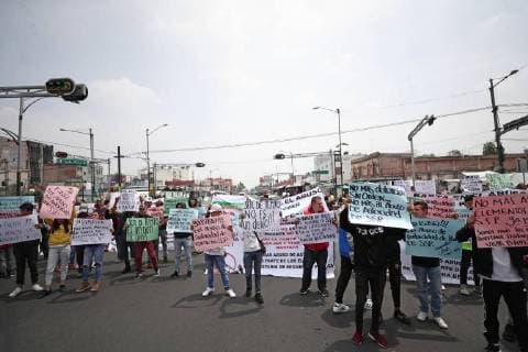September 10, 2018 - EUM20180910ACT01.JPG.CIUDAD DE MEXICO, Protes Protesta-CDMX.-10 de septiembre 2018.- Elementos de la Secretaria de Seguridad Publica y comerciantes de Tepito se enfrascaron en un conato de bronca sobre Paseo de la Reforma y Eje 1 Norte, luego de que un grupo de ambulantes marchara para exigir de manera pacifica a las autoridades capitalinas regular los operativos contra el narcomenudeo. Foto: Agencia EL UNIVERSAL RCC. Copyright: xAlejandraxLeyvax