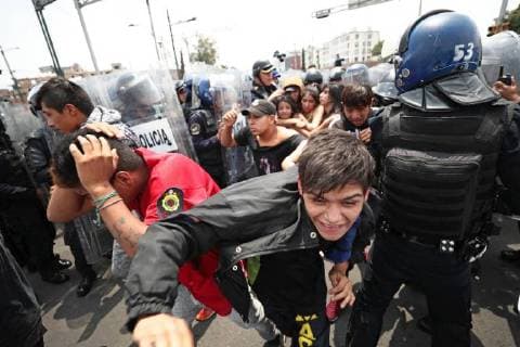 September 10, 2018 - EUM20180910ACT05.JPG.CIUDAD DE MEXICO, Protes Protesta-CDMX.-10 de septiembre 2018.- Elementos de la Secretaria de Seguridad Publica y comerciantes de Tepito se enfrascaron en un conato de bronca sobre Paseo de la Reforma y Eje 1 Norte, luego de que un grupo de ambulantes marchara para exigir de manera pacifica a las autoridades capitalinas regular los operativos contra el narcomenudeo. Foto: Agencia EL UNIVERSAL RCC. Copyright: xAlejandraxLeyvax
