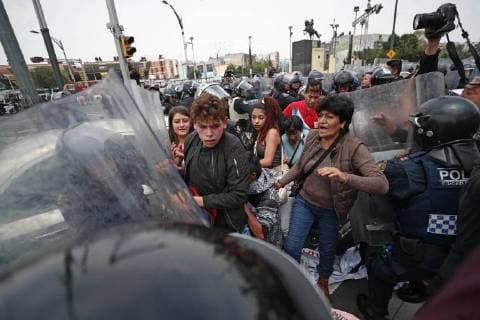 September 10, 2018 - EUM20180910ACT04.JPG.CIUDAD DE MEXICO, Protes Protesta-CDMX.-10 de septiembre 2018.- Elementos de la Secretaria de Seguridad Publica y comerciantes de Tepito se enfrascaron en un conato de bronca sobre Paseo de la Reforma y Eje 1 Norte, luego de que un grupo de ambulantes marchara para exigir de manera pacifica a las autoridades capitalinas regular los operativos contra el narcomenudeo. Foto: Agencia EL UNIVERSAL RCC. Copyright: xAlejandraxLeyvax