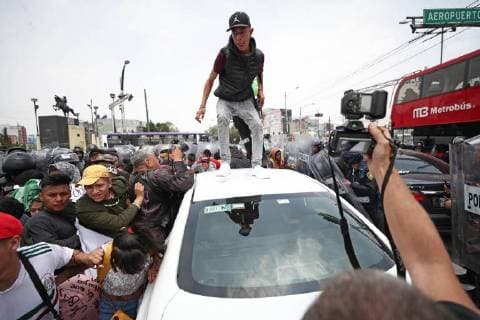 September 10, 2018 - EUM20180910ACT03.JPG.CIUDAD DE MEXICO, Protes Protesta-CDMX.-10 de septiembre 2018.- Elementos de la Secretaria de Seguridad Publica y comerciantes de Tepito se enfrascaron en un conato de bronca sobre Paseo de la Reforma y Eje 1 Norte, luego de que un grupo de ambulantes marchara para exigir de manera pacifica a las autoridades capitalinas regular los operativos contra el narcomenudeo. Foto: Agencia EL UNIVERSAL RCC. Copyright: xAlejandraxLeyvax