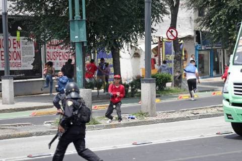 September 10, 2018 - EUM20180910ACT06.JPG.CIUDAD DE MEXICO, Protes Protesta-CDMX.-10 de septiembre 2018.- Elementos de la Secretaria de Seguridad Publica y comerciantes de Tepito se enfrascaron en un conato de bronca sobre Paseo de la Reforma y Eje 1 Norte, luego de que un grupo de ambulantes marchara para exigir de manera pacifica a las autoridades capitalinas regular los operativos contra el narcomenudeo. Foto: Agencia EL UNIVERSAL RCC. Copyright: xAlejandraxLeyvax