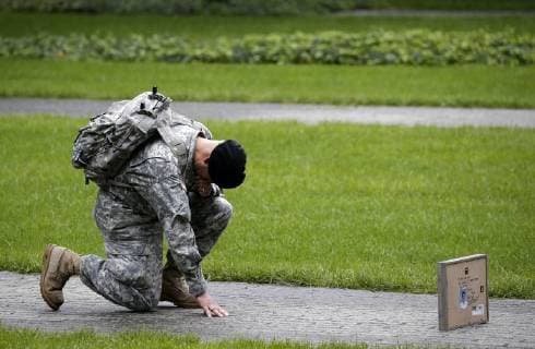 20 Jahre Anschläge vom 11. September: Gedenkkultur in den USA News Bilder des Tages A man in uniform kneels before a photo at the 9 11 ceremony near the Reflecting Pools at the 9 11 Memorial near One World Trade Center on the 17th anniversary of the terrorist attacks on the World Trade Center at Ground Zero in New York City on September 11, 2018.  NYP20180911112 JOHNxANGELILLO