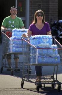 News Bilder des Tages Sep 11, 2018 - Apex, North Carolina, U.S. - Shoppers at Costco in Apex, NC stock up on supplies like bottled water as they prepare for Hurricane Florence to hit the area. Apex U.S. - ZUMAl03_ 20180911_new_l03_001 Copyright: xEdxLallox