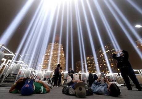 News Bilder des Tages New York, Gedenken an die Terroranschläge des 11. September 2001 am Ground Zero People lie down in the center of one of the Twin Towers Tribute In Light art installations in Lower Manhattan near One World Trade Center on the 17th anniversary of the terrorist attacks on the World Trade Center at Ground Zero in New York City on September 11, 2018.  NYP20180911155 JOHNxANGELILLO