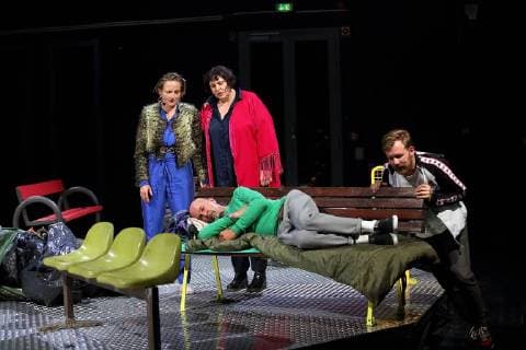 News Bilder des Tages Bettina Hoppe, Alexandra Zipperer, Rene Wallner und Nico Holonics, v.l., während der Fotoprobe zu Auf der Strasse im Berliner Ensemble (Kleines Haus). Premiere ist am 13. September 2018. Stück und Regie Karen Breece. Bühne Eva Veronica Born. Kostüme Claudia Irro. Berliner Ensemble Auf der Strasse *** Bettina Hoppe Alexandra Zipperer Rene Wallner and Nico Holonics v l during the photo rehearsal for Auf dem Strasse in the Berliner Ensemble Kleines Haus Premiere is on 13 September 2018 piece and directed by Karen Breece stage Eva Veronica Born costumes Claudia Irro Berliner Ensemble On the street