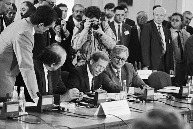 Chancellor of the President Karel Schwarzenberg, standing left, Czechoslovakia s Premier Marian Calfa, left, and Foreign Minister Jiri Dienstbier, right, look on as President Vaclav Havel, centre, signs final documents formally ending the Warsaw Pact (Treaty) at the last session of its political committee in Prague on July 1, 1991. (CTKxPhoto PetrxMaticka) CTKPhotoFO00137869 