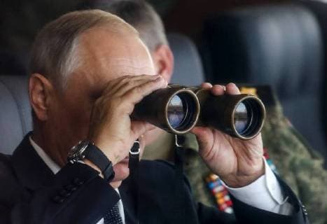 News Bilder des Tages TRANSBAIKAL TERRITORY, RUSSIA - SEPTEMBER 13, 2018: Russia s President Vladimir Putin observes the main stage of the Vostok 2018 military excercises held jointly by the Russian Armed Forces and the Chinese People s Liberation Army at the Tsugol range. Vyacheslav Prokofyev TASS  TS09056E