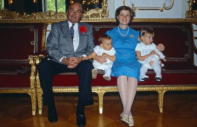 von Thurn und Taxis Fürst Johannes von Thurn und Taxis mit seiner Frau Gloria und den beiden Töchtern Maria Theresia und Elisabeth auf Schloss Emmeram in Regensburg, Deutschland 1983. Prince Johannes von Thurn und Taxis with his wife Gloria and their daughters Maria Theresia and Elisabeth at Emmeram castle in Regensburg, Germany 1983. Copyright: WolfgangxKühn UnitedArchives100099