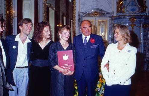 von Thurn und Taxis Fürst Johannes von Thurn und Taxis mit Gemahlin Gloria bei einem Empfang auf Schloss Emmeram in Regensburg, Deutschland 1986. Prince Johannes von Thurn und Taxis with his wife Gloria at a gala at Emmeram castle in Regensburg, Germany 1986. Copyright: WolfgangxKühn UnitedArchives100105