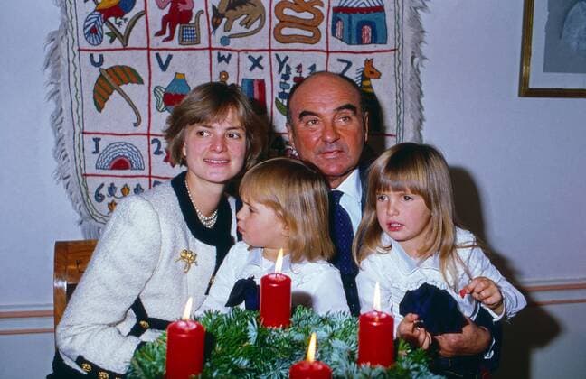von Thurn und Taxis Advent auf Schloss Emmeram in Regensburg: Fürst Johannes von Thurn und Taxis nebst Gemahlin Gloria und den Töchtern Maria Theresia und Elisabeth, Deutschland 1984. Christmas at Emmeram castle: Prince Johannes von Thurn und Taxis with wife Gloria and the daughters Maria Theresia and Elisabeth, Germany 1984. Copyright: WolfgangxKühn UnitedArchives100106