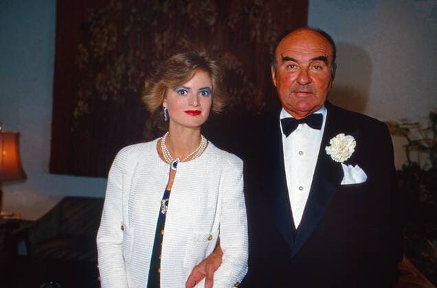 von Thurn und Taxis Fürst Johannes von Thurn und Taxis mit Gemahlin Gloria auf Schloss Emmeram in Regensburg, Deutschland 1985. Prince Johannes von Thurn und Taxis with his wife Gloria at Emmeram castle in Regensburg, Germany 1985. Copyright: WolfgangxKühn UnitedArchives100107