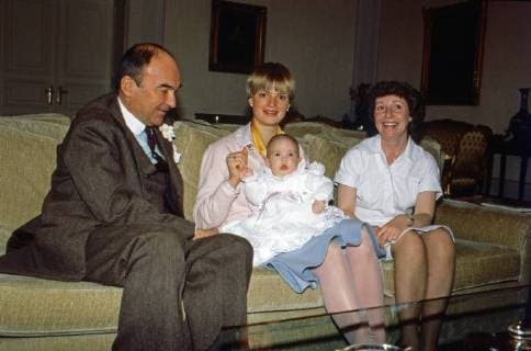 von Thurn und Taxis Fürst Johannes von Thurn und Taxis mit Gemahlin Gloria und dem Stammhalter Albert und Zugehfrau auf Schloss Emmeram in Regensburg, Deutschland 1983. Prince Johannes von Thurn und Taxis with his wife Gloria and his son Albert and nanny at Emmeram castle in Regensburg, Germany 1983. Copyright: WolfgangxKühn UnitedArchives100116