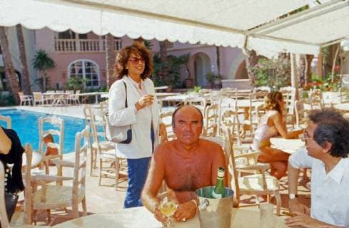 von Thurn und Taxis Fürst Johannes von Thurn und Taxis an der Strandbar im Urlaub, 1986. Prince Johannes von Thurn und Taxis at the beach bar on holidays, 1986. Copyright: WolfgangxKühn UnitedArchives100120