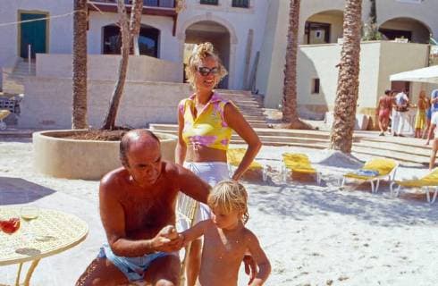 von Thurn und Taxis Fürst Johannes von Thurn und Taxis Ehefrau Gloria und Maria Theresia im Urlaub, 1986. Prince Johannes von Thurn und Taxis having fun on holidays with wife Gloria and their child Maria Theresia on holiday, 1986. Copyright: WolfgangxKühn UnitedArchives100130