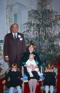 von Thurn und Taxis Weihnachten auf Schloss Emmeram in Regensburg: Fürst Johannes von Thurn und Taxis nebst Gemahlin Gloria und den Töchtern Maria Theresia und Elisabeth und Sohn Albert, Deutschland 1983. Christmas at Emmeram castle: Prince Johannes von Thurn und Taxis with wife Gloria and the daughters Maria Theresia and Elisabeth and son Albert, Germany 1983. Copyright: WolfgangxKühn UnitedArchives100149