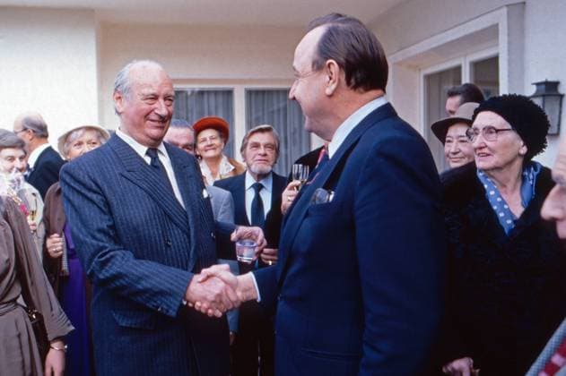 von Preußen Bei der Feier des 75. Geburtstags von Prinz Louis Ferdinand von Preußen in der Villa Monbijou in Berlin gratuliert Bundesaußenminister Hans Dietrich Genscher dem Jubilar, Deutschland 1982. Secretary of State Hans Dietroch Genscher congratulating at the celebration of the 75th birthday of Louis Ferdinand, Prince of Prussia at Villa Monbijou in Berlin, Germany 1982. Copyright: WolfgangxKühn UnitedArchives100275