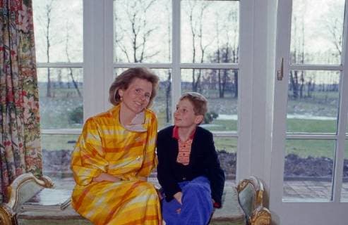von Preußen Georg Friedrich, Prinz von Preußen, mit seiner Mutter Donata in Fischerhude, Deutschland 1986. Georg Friedrich, Prince of Prussia, with his mother Donata at Fischerhude, Germany 1986. Copyright: WolfgangxKühn UnitedArchives100362