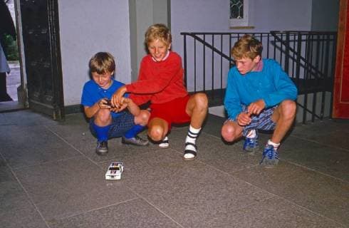 von Preußen Georg Friedrich, Prinz von Preußen (Mitte), spielt mit seinen Cousins auf der Burg Hohenzollern, Deutschland 1986. Georg Friedrich, Prince of Prussia (center) playing with his cousins at Hohenzollern castle, Germany 1986. Copyright: WolfgangxKühn UnitedArchives100371