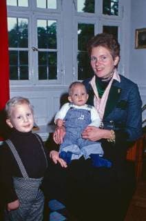 von Preußen Prinzessin Donata von Preußen mit den Kindern Georg Friedrich und Cornelie Cecilie auf Schloss Rüdenhausen, Deutschland 1978. Princess Donata of Prussia with her children Georg Friedrich and Cornelie Cecilie at Ruedenhausen castle, Germany 1978. Copyright: WolfgangxKühn UnitedArchives100372