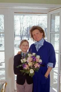 von Preußen Georg Friedrich, Prinz von Preußen, mit seiner Mutter Donata in Fischerhude, Deutschland 1986. Georg Friedrich, Prince of Prussia, with his mother Donata at Fischerhude, Germany 1986. Copyright: WolfgangxKühn UnitedArchives100378