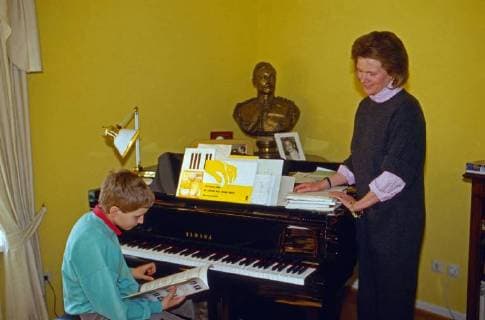 von Preußen Georg Friedrich, Prinz von Preußen, mit seiner Mutter Donata in Fischerhude, Deutschland 1986. Georg Friedrich, Prince of Prussia, with his mother Donata at Fischerhude, Germany 1986. Copyright: WolfgangxKühn UnitedArchives100379
