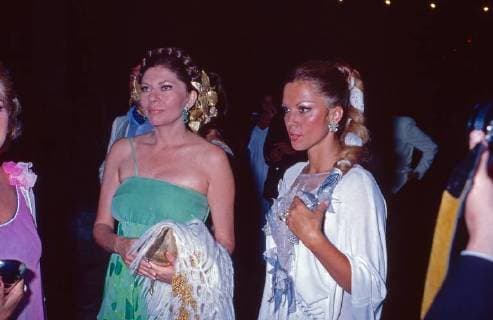 Soraya Esfandiary Bakhtiary Soraya, Ex-Kaiserin von Persien (links), mit der britischen Schauspielerin Jackie Lane, 1970er Jahre. Former Persian Empress Soraya (left) with British actress Jackie Lane, 1970s. Copyright: WolfgangxKühn UnitedArchives100452