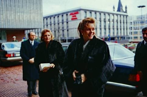 Königin Noor al Hussain Königin Noor von Jordanien vor dem Besuch im Hohen Dom zu Köln, Deutschland 1988. Queen Noor of Jordan before entering Cologne cathedral, Germany 1988. Copyright: WolfgangxKühn UnitedArchives100636