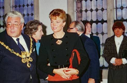 Königin Noor al Hussain Königin Noor von Jordanien mit Oberbürgermeister Norbert Burger bei einem Empfang im Historischen Rathaus zu Köln, Deutschland 1988. Queen Noor of Jordan gets a warm welcome at Cologne city hall by mayor Norbert Burger, Germany 1988. Copyright: WolfgangxKühn UnitedArchives100657