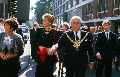 Königin Noor al Hussain Königin Noor von Jordanien spaziert mit Oberbürgermeister Norbert Burger durch Köln, Deutschland 1988. Queen Noor of Jordan takes a walk with Cologne s mayor Norbert Burger, Germany 1988. Copyright: WolfgangxKühn UnitedArchives100660