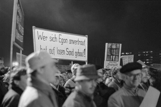 Montagsdemo in Dresden Montagsdemo am 20. November 1989 in Dresden. Dresden Sachsen Deutsche Demokratische Republik