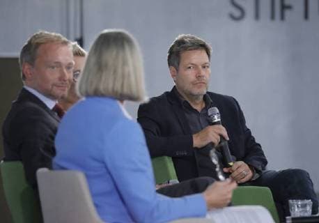 Christian Lindner (FDP), Nadine Schön (CDU CSU), Robert Habeck (GRÜNE), Deutschland, Berlin, Fachkonferenz Baustelle Bildung - Befähigung für die digitale Zukunft ( digiZuk), Diskussion mit Robert Habeck (GRÜNE), Christian Lindner (FDP) und Nadine Schön (CDU CSU), 13.09.2018