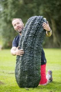 News Bilder des Tages September 14, 2018 - Harrogate, Yorkshire, UK - Harrogate UK. Kevin Fortey with his heaviest Marrow that weighed 72.2kg at the Giant Vegetable Competition today at the Autumn Harrogate Flower Show in Harrogate. Harrogate UK  - ZUMAl94_ 20180914_zaf_l94_010 Copyright: xAndrewxMccarenx
